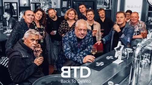 Back-To-DeVito-Cafe-met-logo